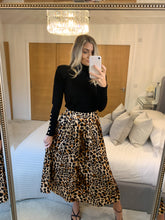 Load image into Gallery viewer, MINNIE PLEATED LEOPARD PRINT SKIRT